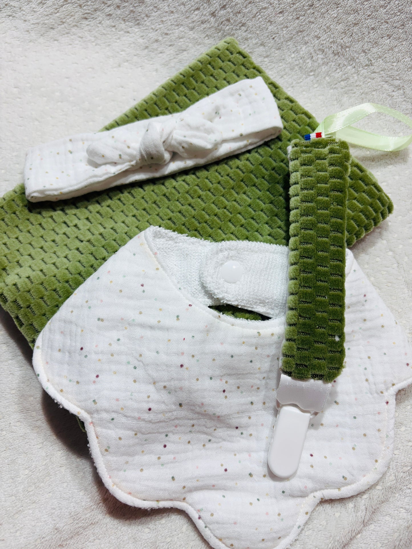 Kit de naissance bébé/enfant - Carnet de santé, attache tétine, bavoir - Fait main